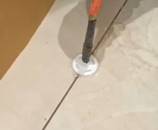 崇礼瓷砖空鼓维修公司专业解答瓷砖在铺贴过程中，如果没有涂抹均匀到位的粘结材料（如水泥砂浆或瓷砖胶），可能会导致以下问题