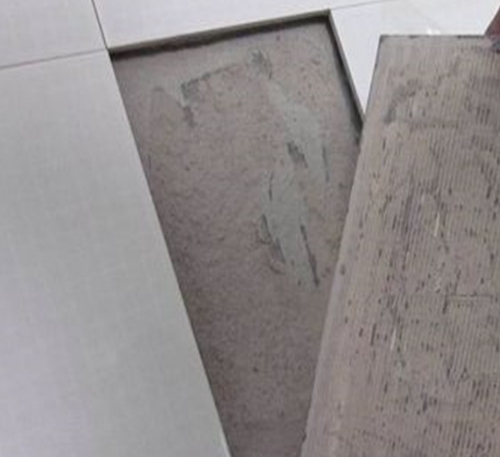 崇礼瓷砖空鼓维修公司分享瓷砖铺贴时如果打浆（即涂抹在瓷砖背面和基层上的砂浆或瓷砖胶）过少，会带来以下问题
